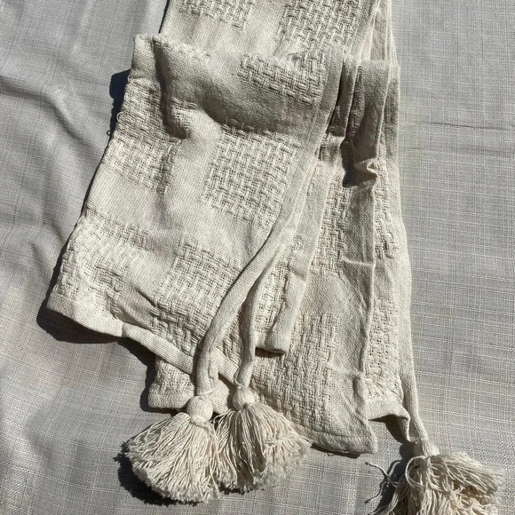 Home Decor - Accents - Tufted Throw Blanket w/ Tassel Trim - 50x60 - Picture 5 of 6